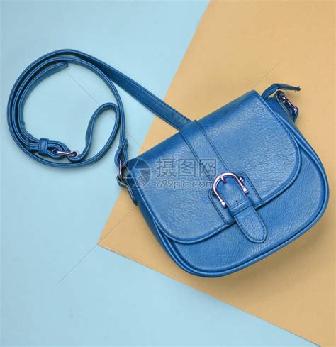 Celine最美蓝色包包来袭，这个夏天让蓝色装点你的look!!_凤凰资讯