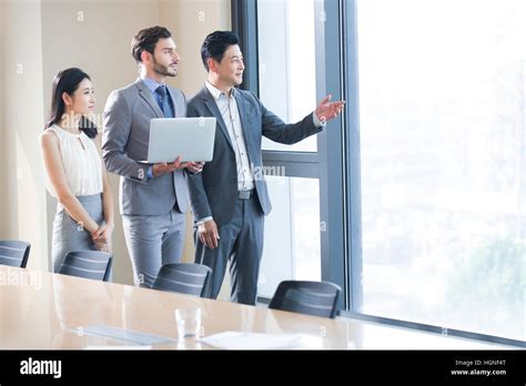 Business People Talking 的图像结果