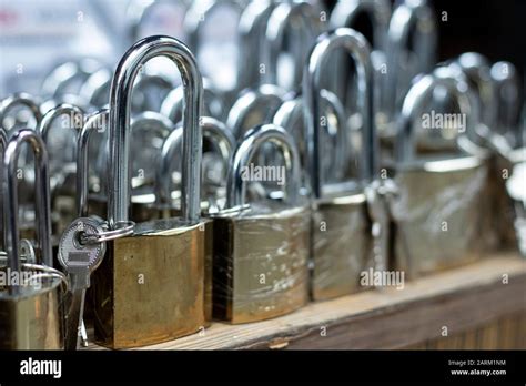How Measure Padlock Size 的图像结果