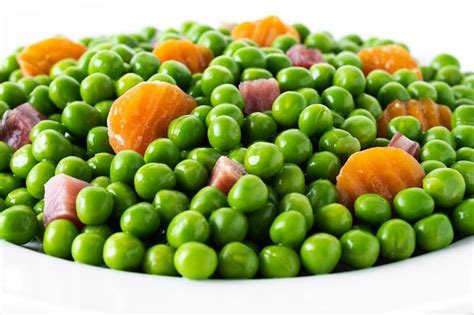 Green peas with serrano ham and carrot | Premium Photo