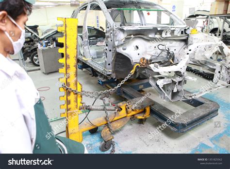 Car Frames Repair Straighten Pulling Repairman Stock Photo 1351825562 ...