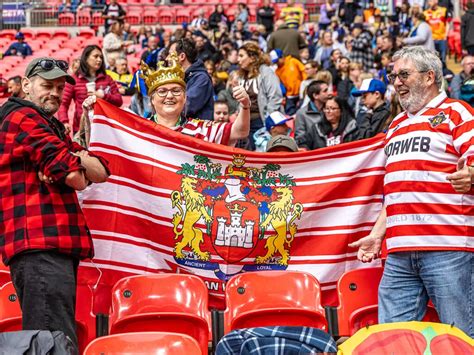 CWC Final Fan Girls Crowd 的图像结果