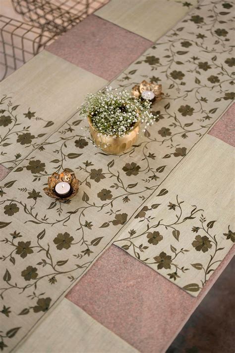 Esther Dining Set of a Table Runner and 6 Table Mats – Veaves