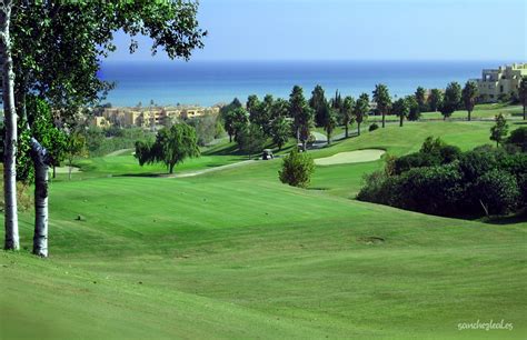 https://www.donajuliagolf.es/wp-content/themes/donajulia/images/propias/full/tee-hoyo-2-dona_julia_golf_costa_del_sol.jpg