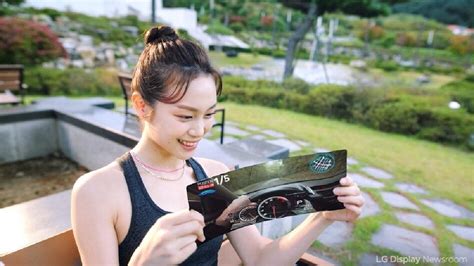 ...तो फ्यूचर में ऐसे होंगे स्मार्टफोन्स? बदल जाएगा यूज करने का तरीका ...