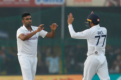 Stand-in captain Ajinkya Rahane gives his side a pep talk before they ...