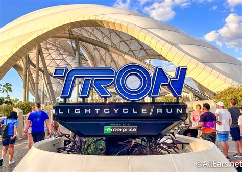 The 100-Minute Choice You Must Make at Rope Drop in Magic Kingdom ...