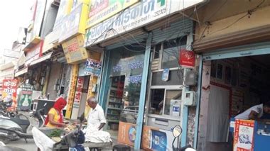 सप्ताह भर के घटनाक्रम के बाद खुली शहर में दवाइयों की दुकानें, ग्राहकों ...
