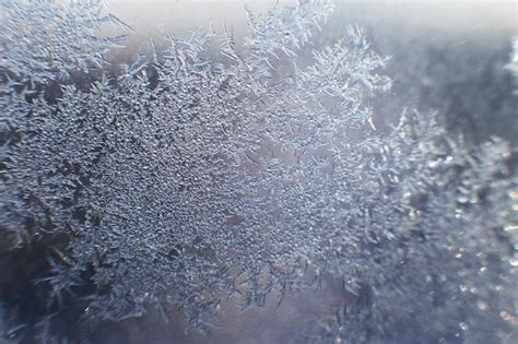 Snow pattern on the glass from frost | Premium Photo