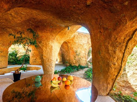 The duality of space inside a cave. House & Restaurant by Junya ...