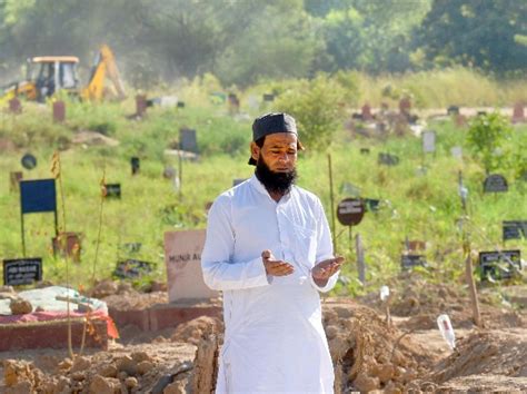 Delhi's Oldest Graveyard Buries COVID-19 Victims