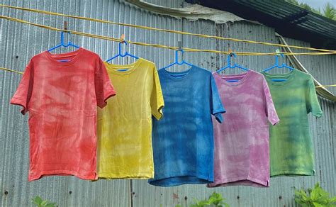 रासायनिक या प्राकृतिक? फैशन उद्योग के रंगरेज की उलझन