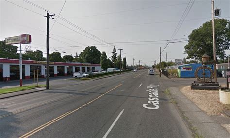 Woman has life-threatening injuries after collision on SE 82nd Ave ...