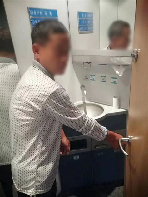 老婆劝他别在高铁上吸烟，他不听，最后被乘警逮了-民生-长沙晚报网