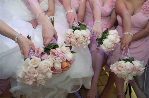 Entire Wedding Party Shares Bride 的图像结果