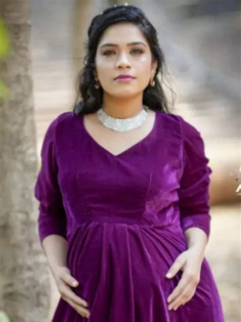 Minaxi Rathod radiates pregnancy glow in her new maternity photoshoot ...