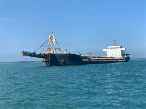 湛江海警查获万吨级非法盗采海砂船 当场查扣10000多吨海砂