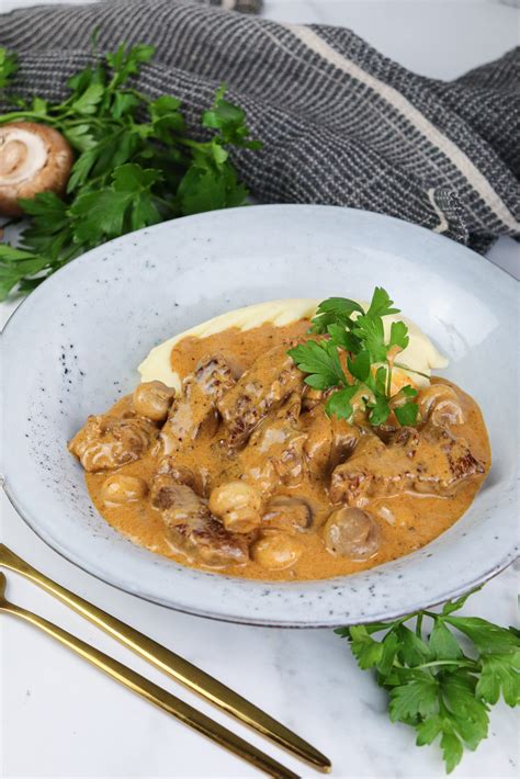 Slow Cooker Beef Stroganoff - Gills Bakes and Cakes