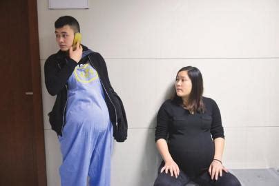 妻子二胎产下3胞胎男婴 丈夫穿孕妇装体验怀孕|怀孕|二胎_新浪新闻