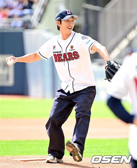 [사진]강기영, '미소와 함께 시구' - 조선비즈