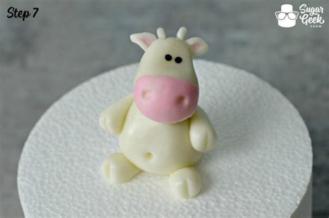 Fondant Cow Cake Topper Tutorial 的图像结果
