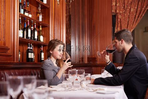 在餐厅吃饭的夫妻高清摄影大图-千库网