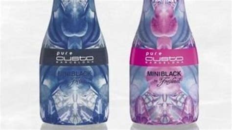 Custo Barcelona viste las botellas Miniblack Freixenet