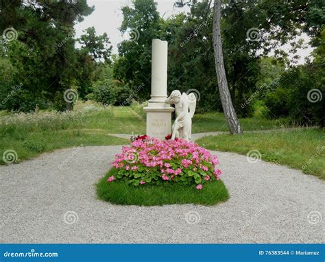 Tomb of Wolfgang Amadeus Mozart in Vienna Stock Photo - Image of ...