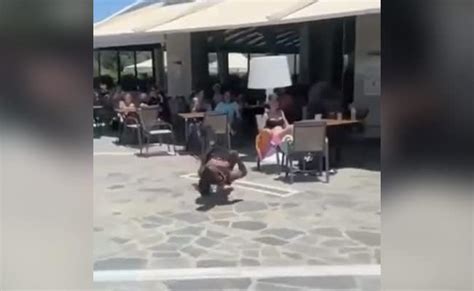 जमीन पर लेट कर एलियन की तरह डांस करने लगा ये शख्स, लोगों ने कहा- किस ...