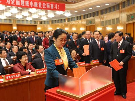 上海市人代会举行第二次全体会议