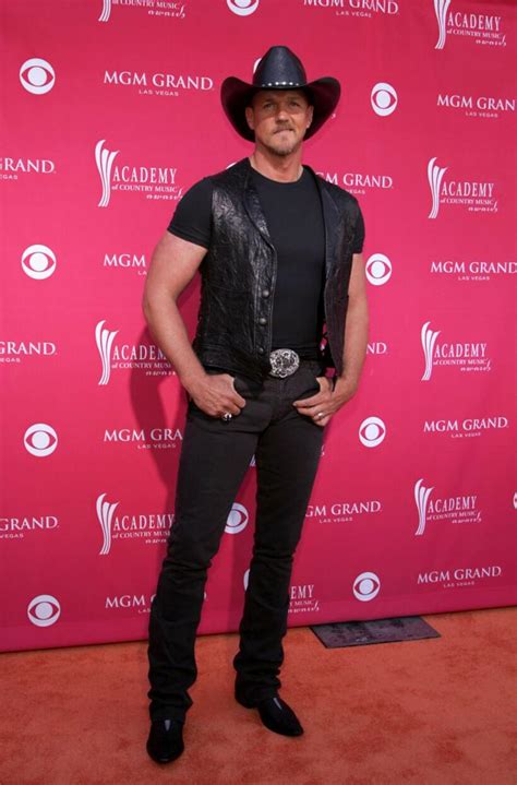 Trace Adkins Pictures and Photos | Fandango
