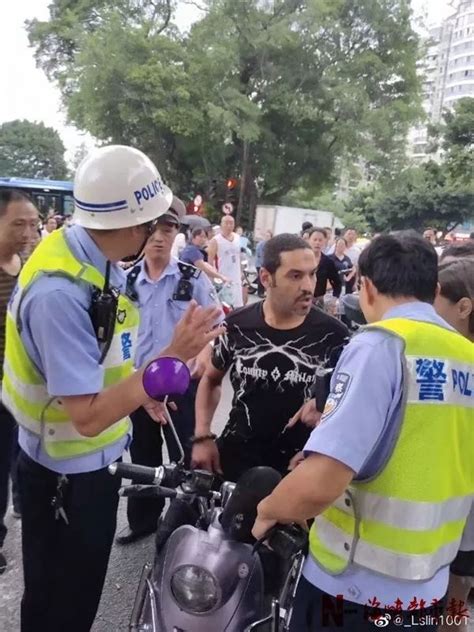 福州街头，外国男子暴力抗法，打骂交警！