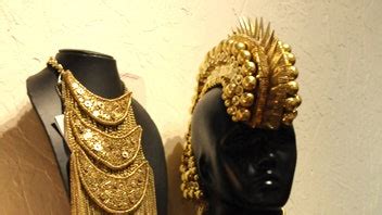 Haute Hardware: Winter’s top accessory trend | Vogue India