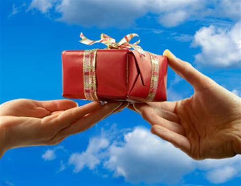 4 Gifts That Ruin The Relationship - lifeberrys.com