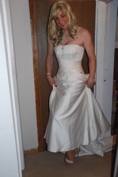 CD in Bride Dress 的图像结果