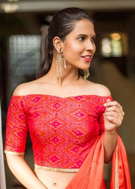 अगली बार साड़ी के संग ट्राई कीजिये इस तरह का एक स्टाइललश ब्लाउज़ - DusBus