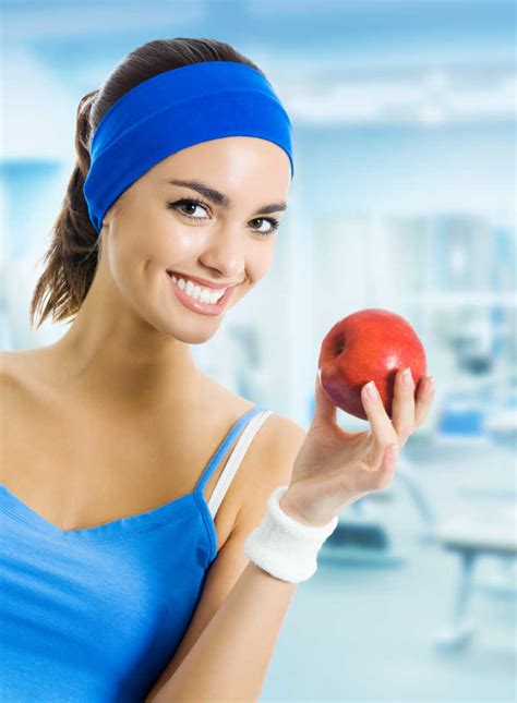 女人拿着苹果图片-拿着红色苹果的微笑的女人素材-高清图片-摄影照片-寻图免费打包下载