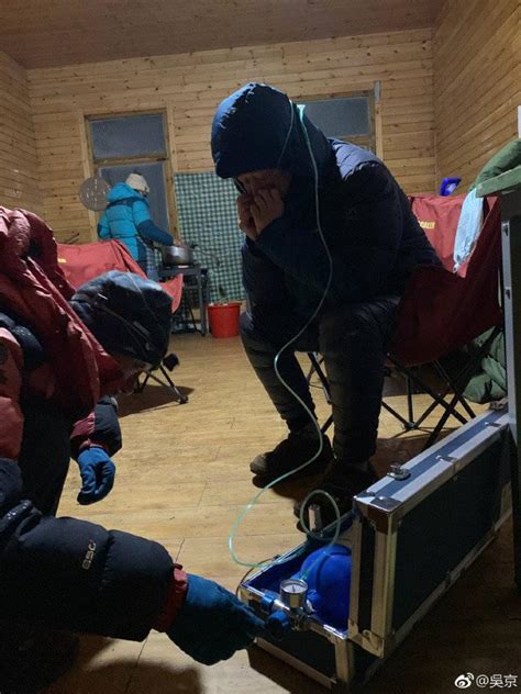 吴京爬雪山遭遇体能极限挑战，难得吃顿肉却缺氧吃不动