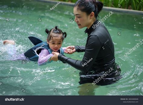 Baby Girl Swimming 的图像结果