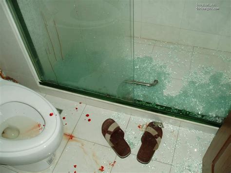 飞来横祸！酒店卫生间玻璃门突发爆炸，男子洗澡时多处被割伤|公众号|微信|酒店_新浪新闻