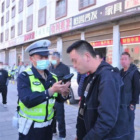 什么情况！曲靖一男子酒驾被查还给交警送锦旗？到底怎么回事？_尹某某_父亲_人员