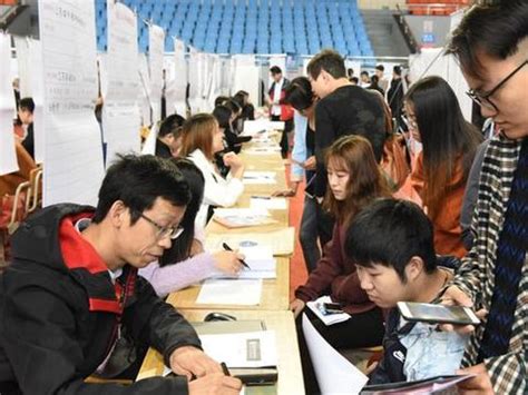 2022年中国本科生就业报告：47.7%的2016届本科生毕业五年后实现月入过万|界面新闻
