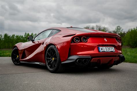 Ferrari 812 Superfast Wynajem | Wypożyczalnia Cylindersi
