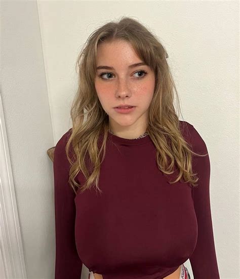 Looking away : r/2busty2hide