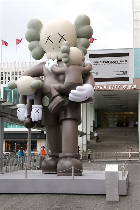 7 米高 KAWS 新雕塑到港 - UNWIRE.HK