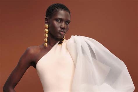 Wedding Dress Bustle: What It Is, Why You Might Need One & How to ...