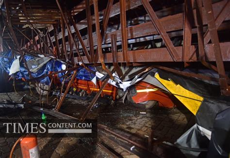 Billboard collapse News Photo 250 TONNE ILLEGAL ADVERTI...