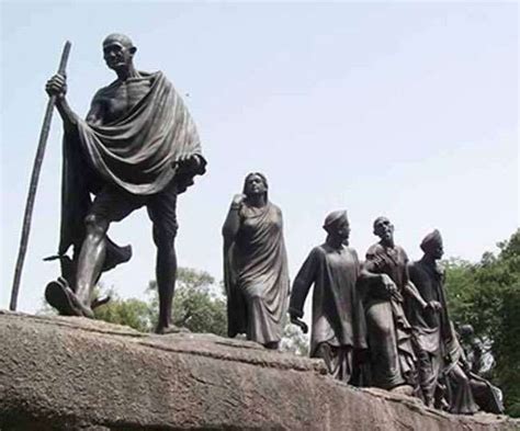 सीख देतीं महापुरुषों की प्रतिमाएं युवा पीढ़ी के लिए महापुरुषों के जीवन ...