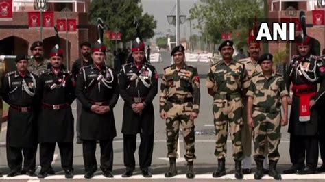 பாகிஸ்தான் சுதந்திர தினம்: இந்தியா-பாக் எல்லைப் பாதுகாப்பு படையினர் ...