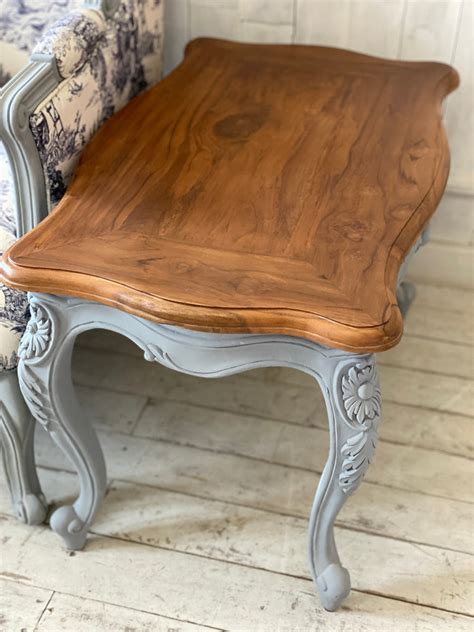 Centre table with delicate rocaille, Louis XV style – Parrot & Lily